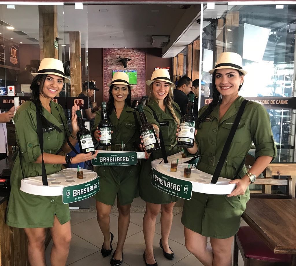 Grupo de mulheres segurando o vinho que estavam promovendo