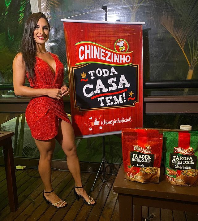 Mulher ao lado da marca e do produto que estava promovendo